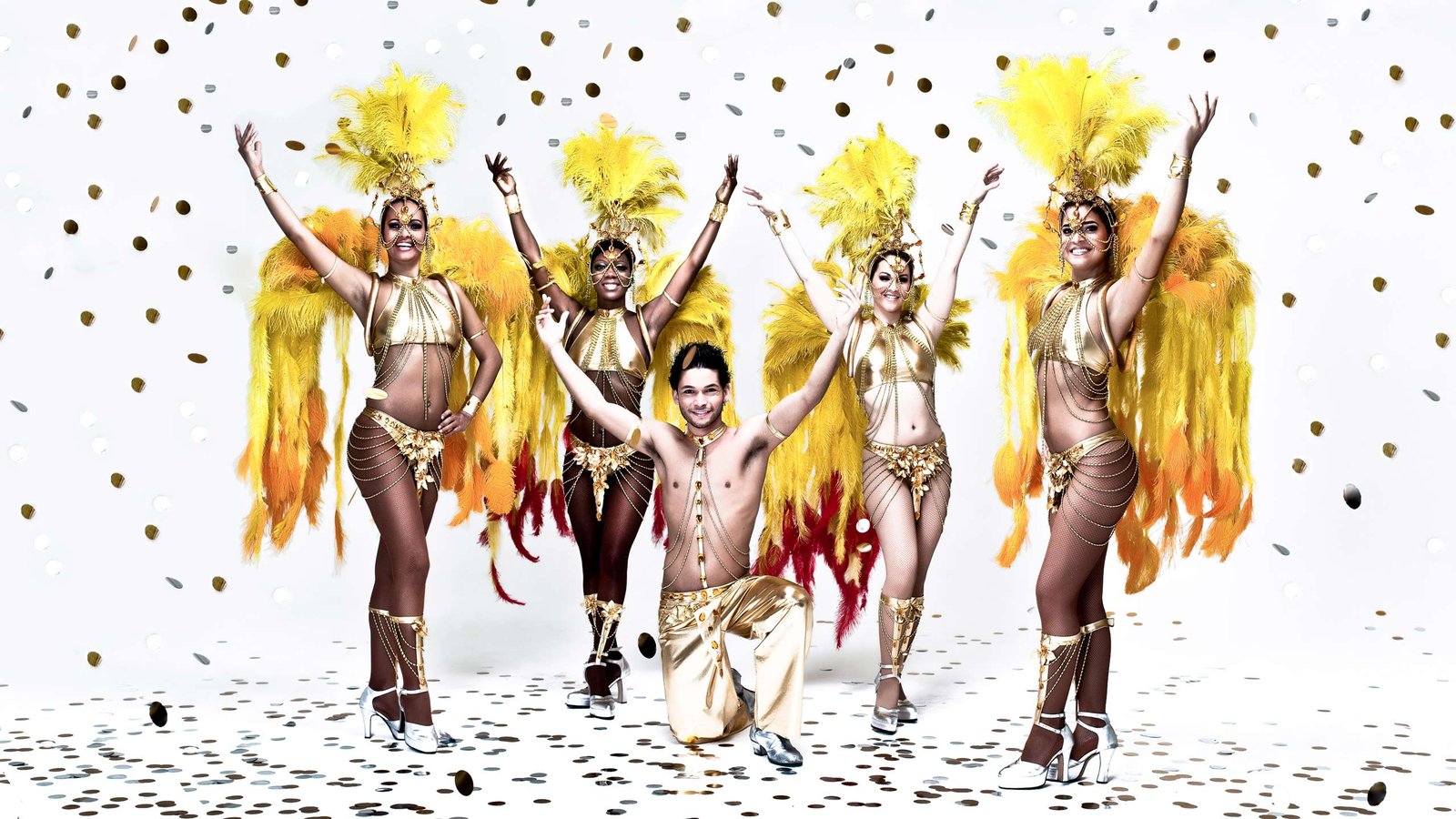 Troupe de danseuses brésiliennes et danseur en costumes de carnaval dorés