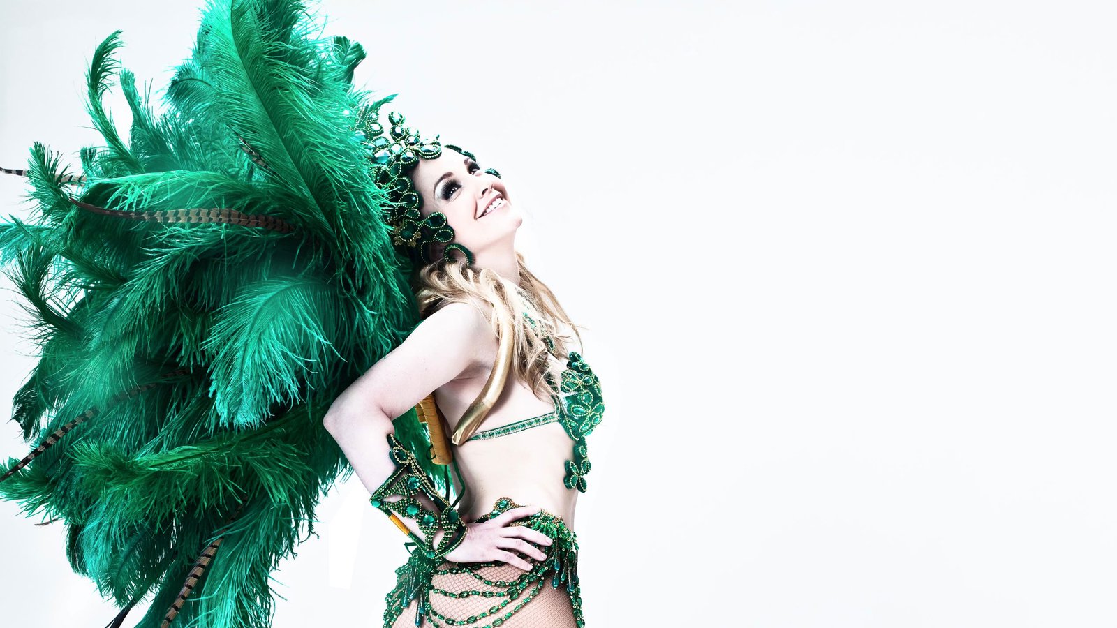 Danseuse brésilienne en costume à plumes pour un spectacle d'événement